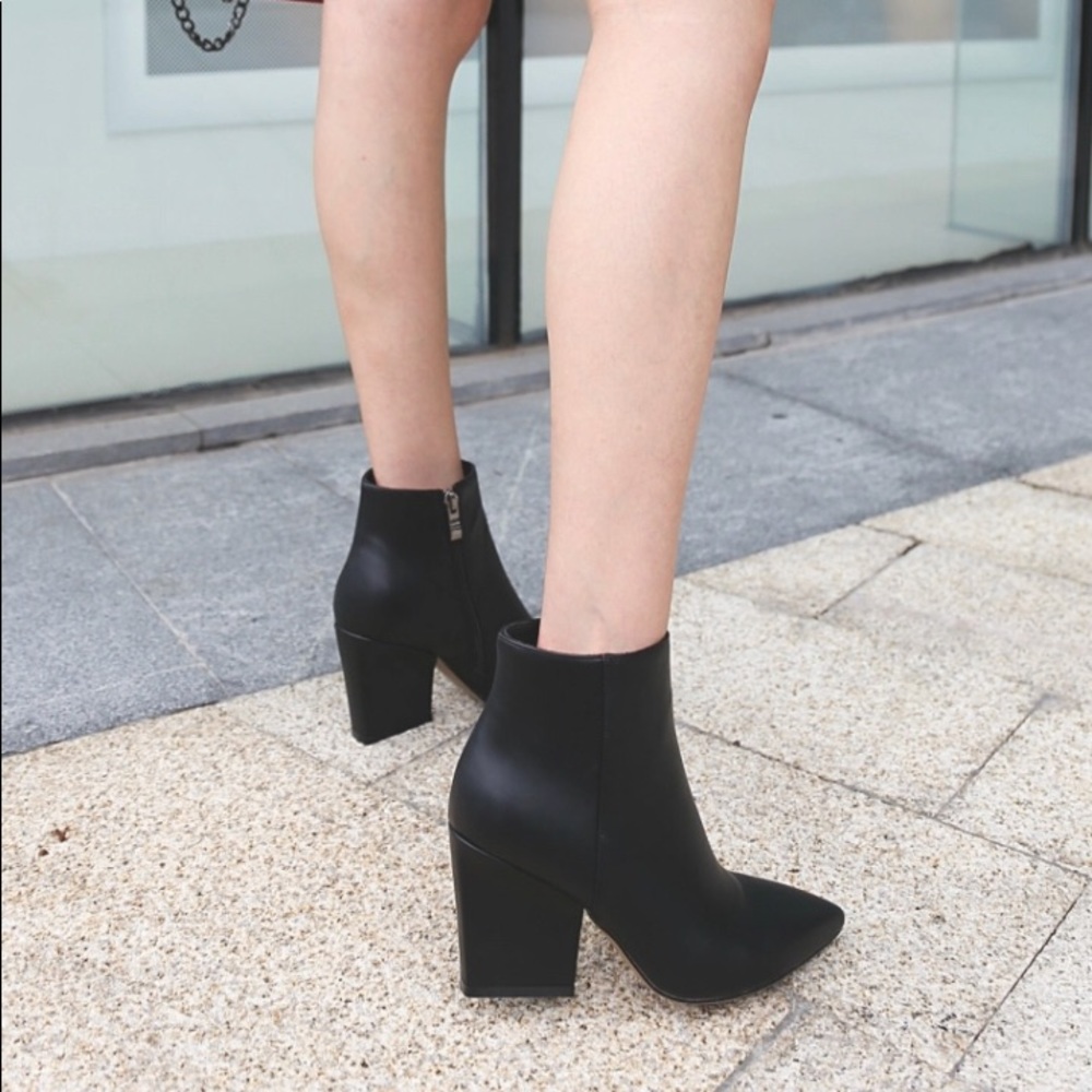 Point toe ankle Chelsea boots